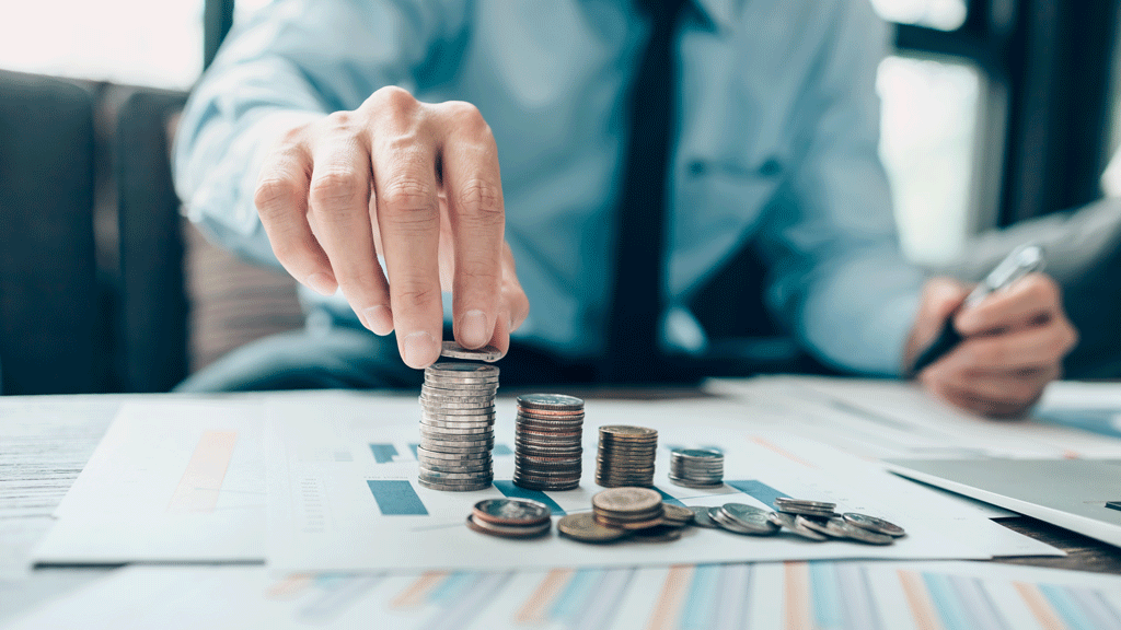 Directeur financier analysant les données de consommation énergétique de son entreprise